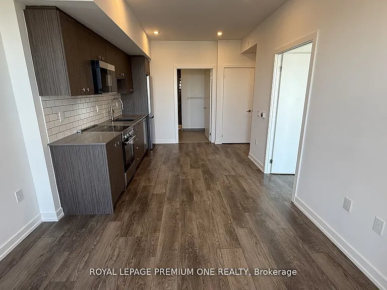 15 Wellington St S #2414 — Photo 8