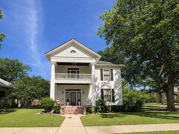 2nd image of 307 Burleson St