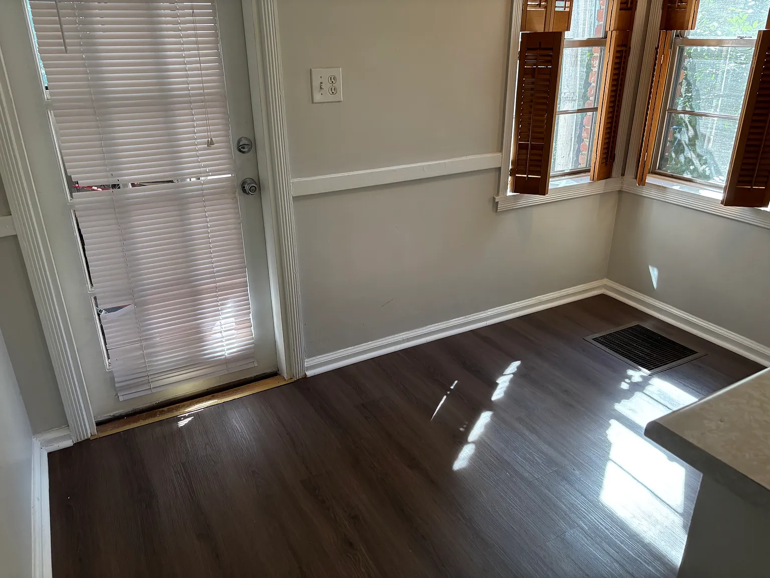 1 bed, 880 sqft, $1,290 — Photo 2