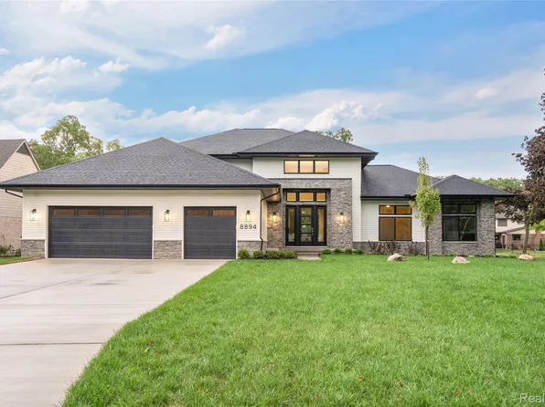 8894 Marquette Dr, Grosse Ile, MI 48138