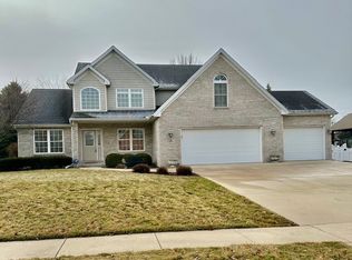 13 Strawberry Rd, Bloomington, IL 61704