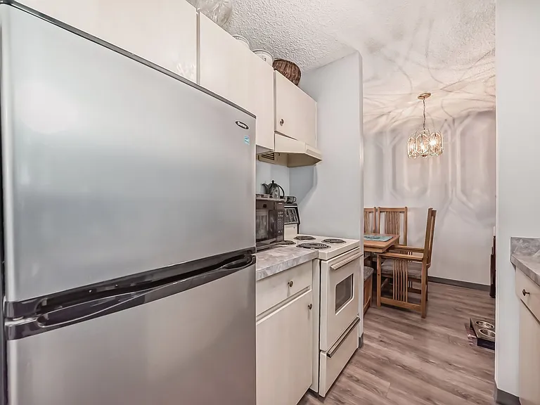 13910 Stony Plain Rd NW — Photo 12