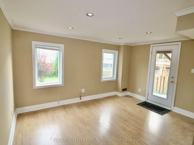 126 Gamble Glen Cres #LOWER — Photo 5