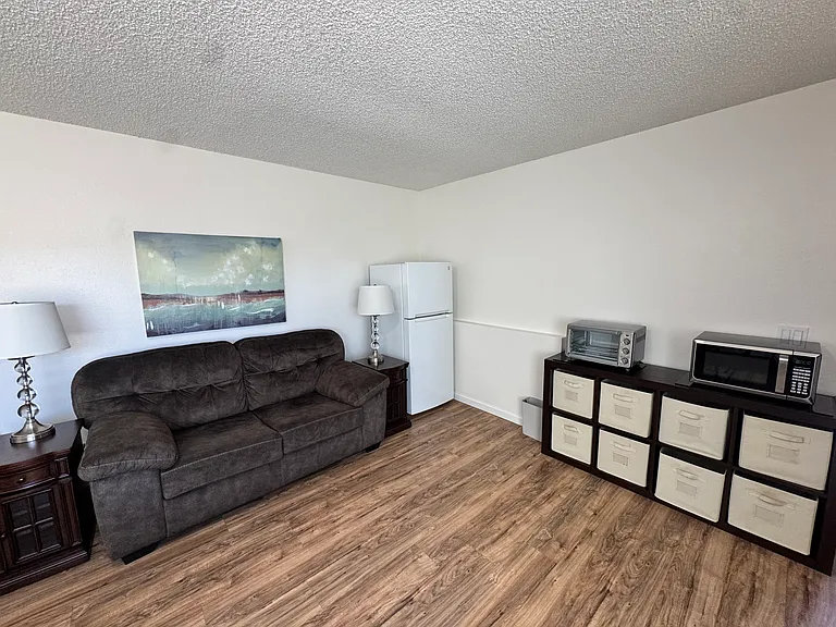 1637 Alrita St — Photo 8