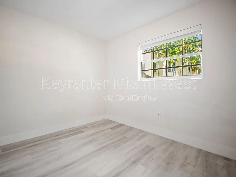 219 NW 10th Ave #4 — Photo 17