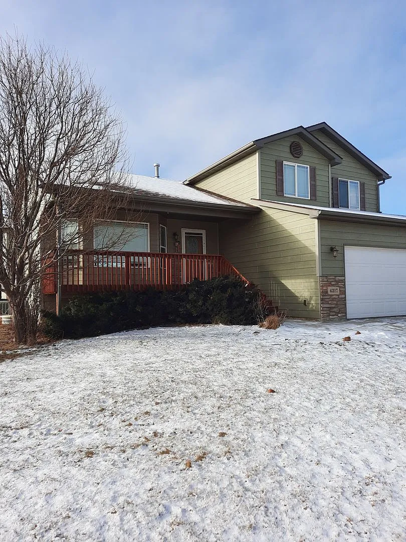4 Bed | 3.5 Bath | Triple Garage | Red Rocks — Photo 2