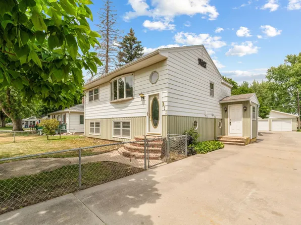 211 Toneff Dr, Elk Run Heights, IA 50707