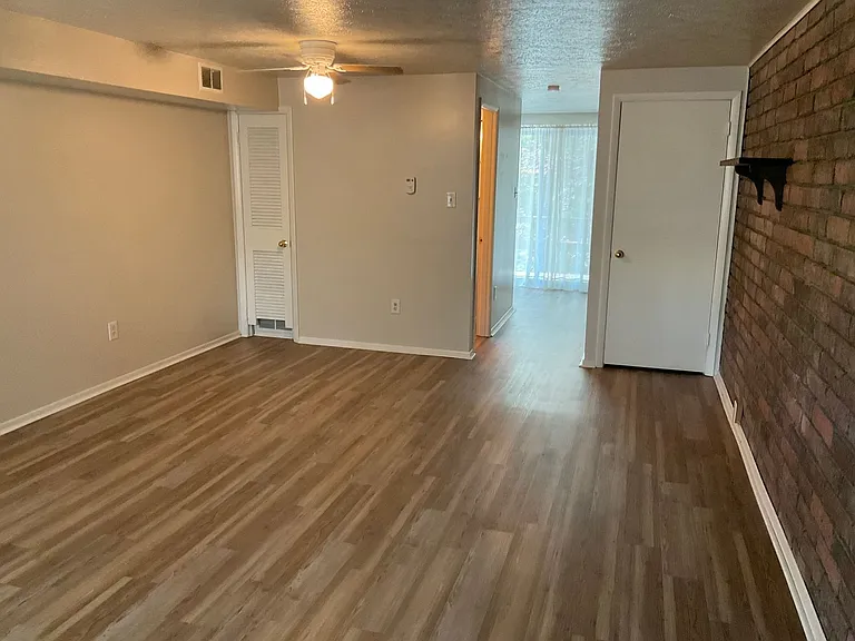 446 Crosby Dr — Photo 6