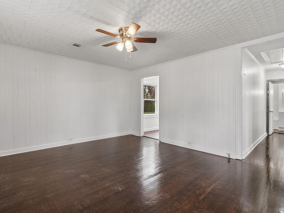 4th image of 718 Baker St