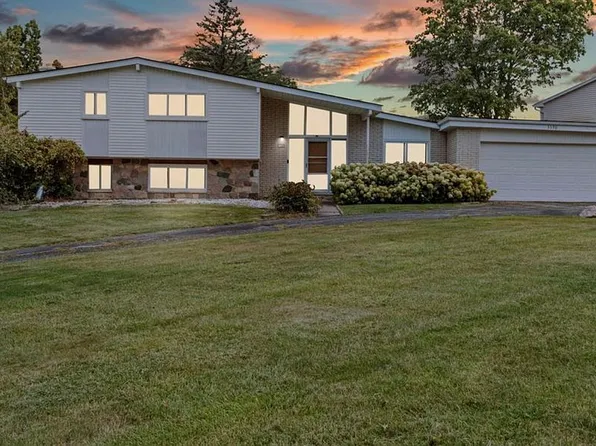 5590 Pembury Ln, West Bloomfield, MI 48322