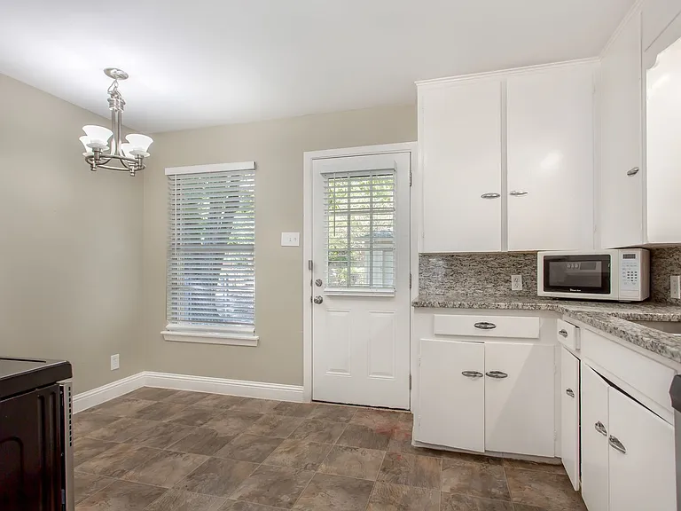 511 Classen Dr — Photo 7