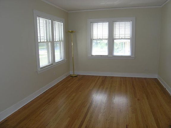 3rd image of 40 E Kenilworth Ave