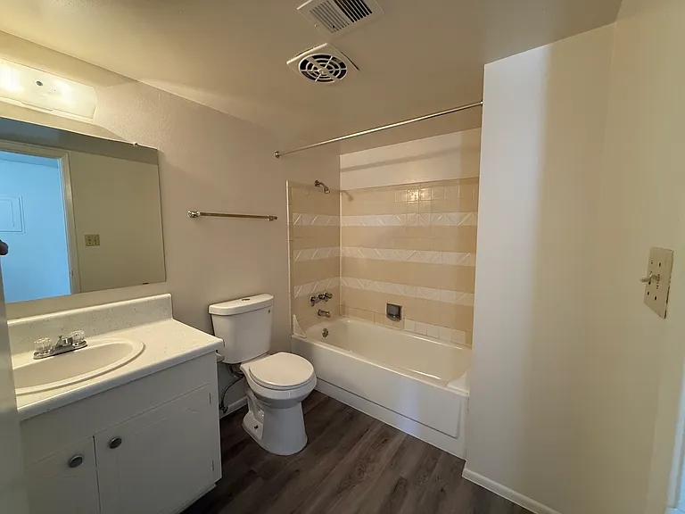 820 E Maryland Ave #13 — Photo 7