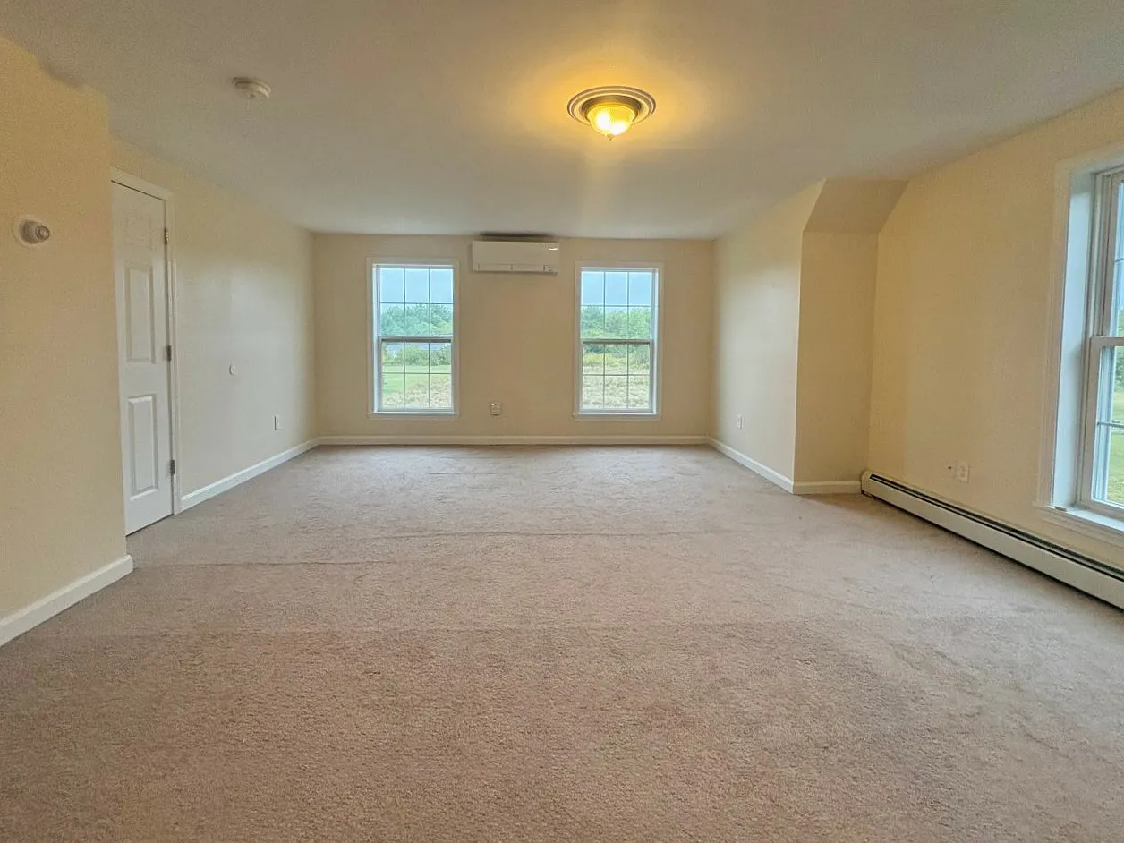 4 bed, $3,000 — Photo 1