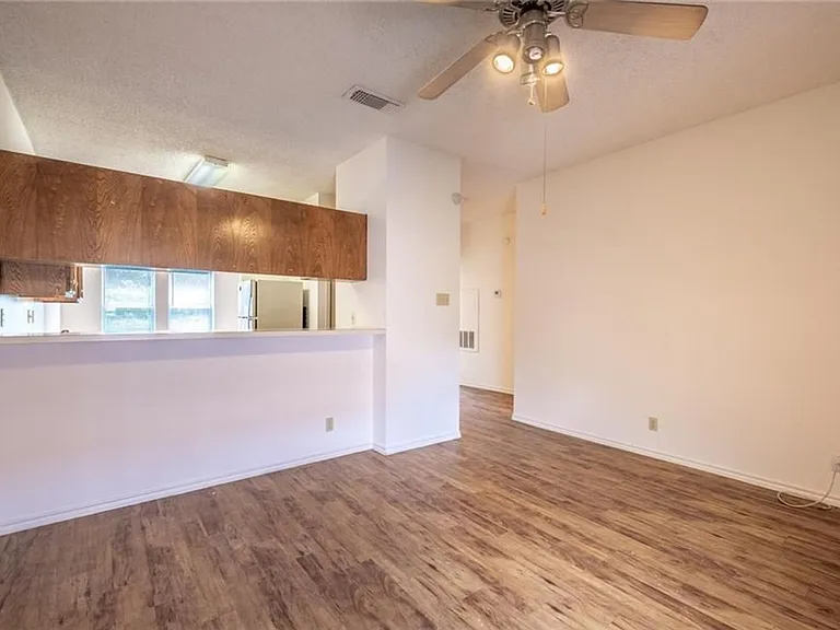 2414 Longview St #302 — Photo 5