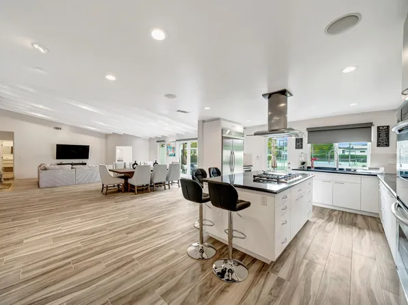 22914 Calvert St, Woodland Hills, CA 91367