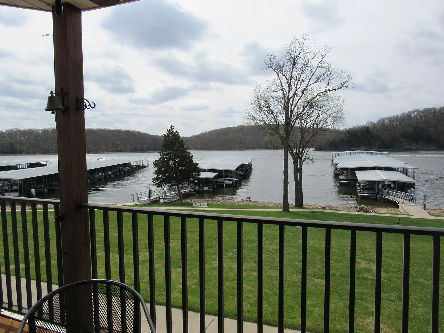 1 Bedroom Lakefront Condo For Rent — Photo 4