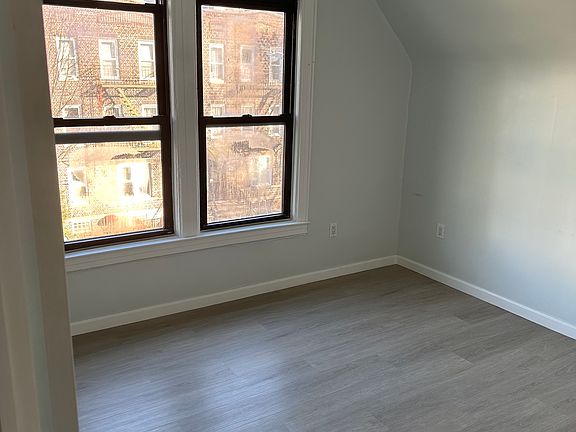 3rd image of 2035 Benson Ave