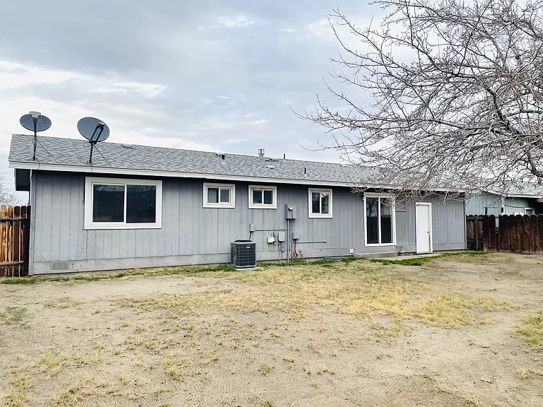 1041 Warwick Ave — Photo 4