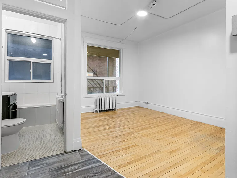 404 Elgin St — Photo 10