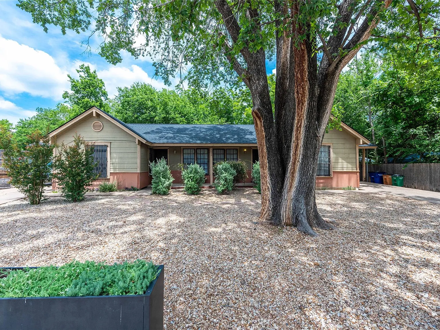 2 bed, 1.0 bath, 891 sqft, $1,600 — Photo 3