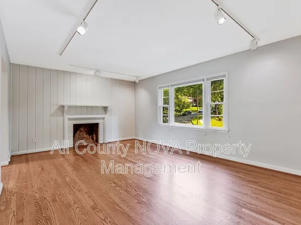 3160 Ravenwood Dr, Falls Church, VA 22044