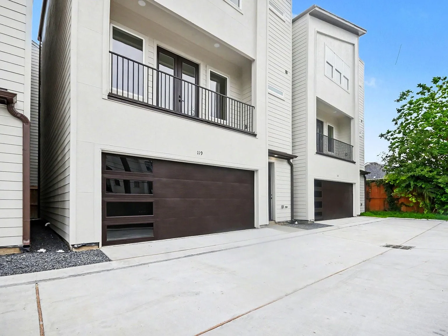 3 bed, 3.5 bath, 1949 sqft, $2,700 — Photo 2