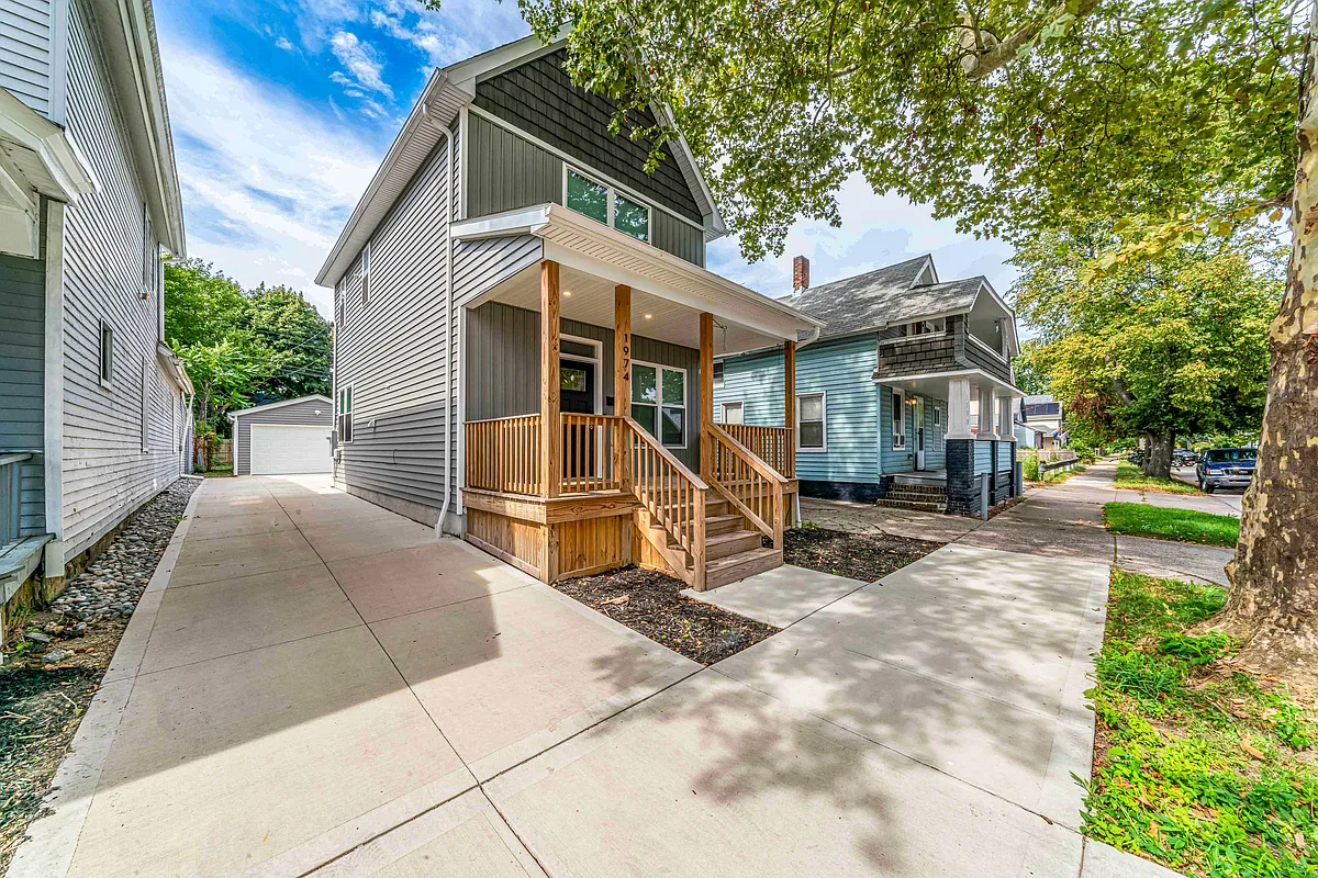 Enjoy this new and modern, open concept, air-conditioned 2 bed/2.5 bath home. — photo 2