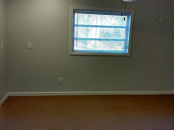  Carpet is beige. Fam/dine