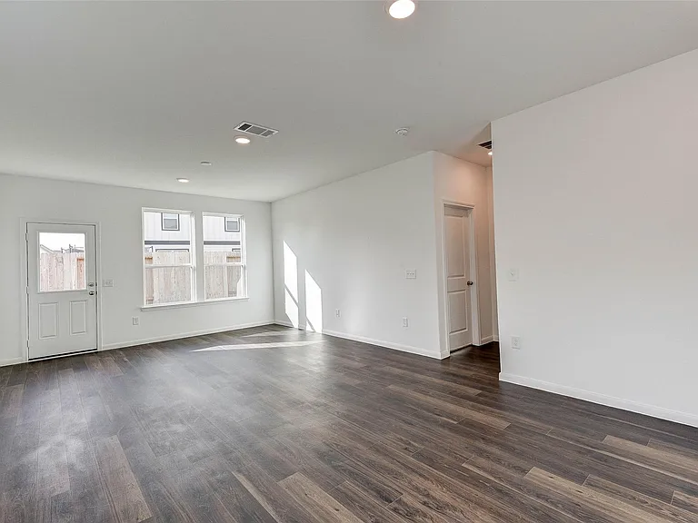25821 Hedgerow Dr — Photo 8