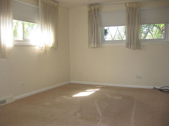 4th image of 325 Lawn Ln