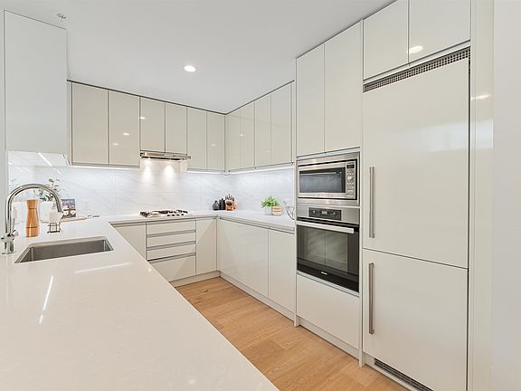4th image of 528 King Edward Ave W #202