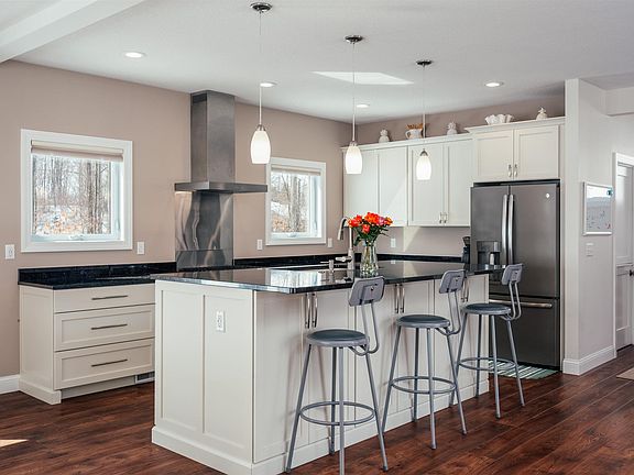 5th image of 642 Napolean Way