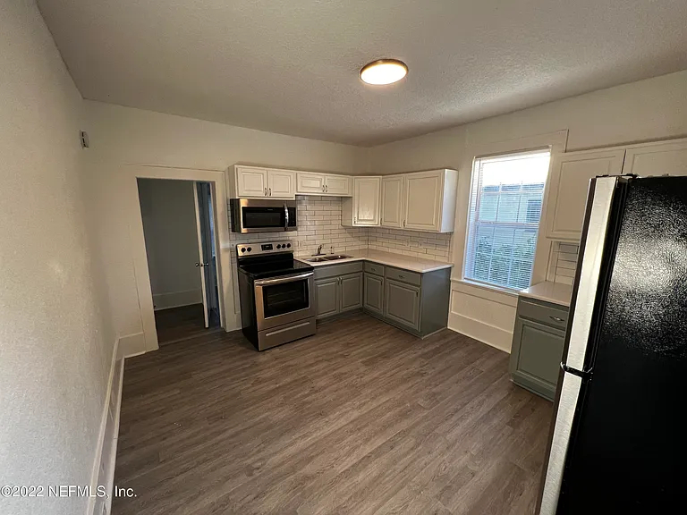 1456 E 16th St — Photo 5