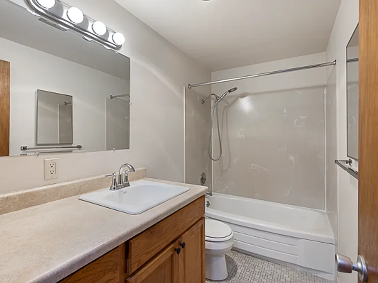 Aloha House Apartments — Photo 9