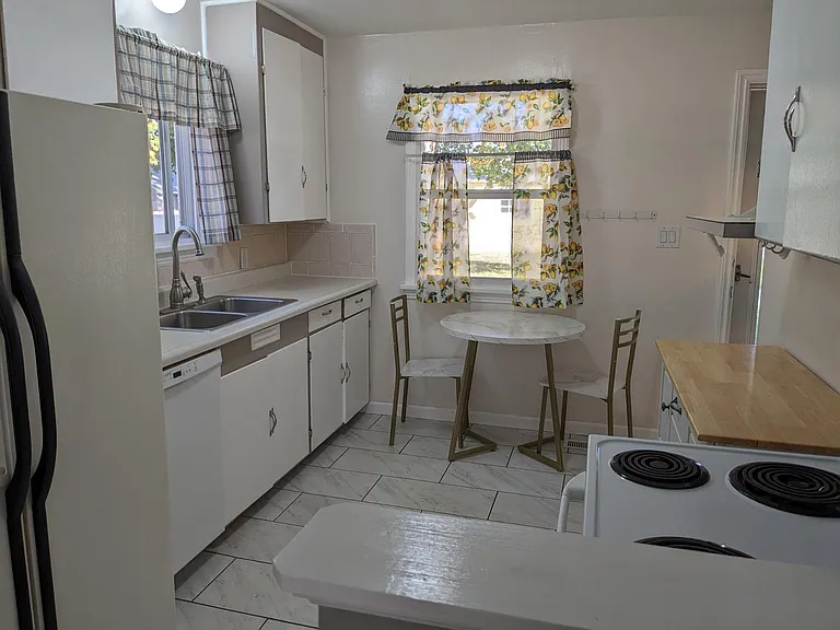 2404 W Kiernan Ave — Photo 21