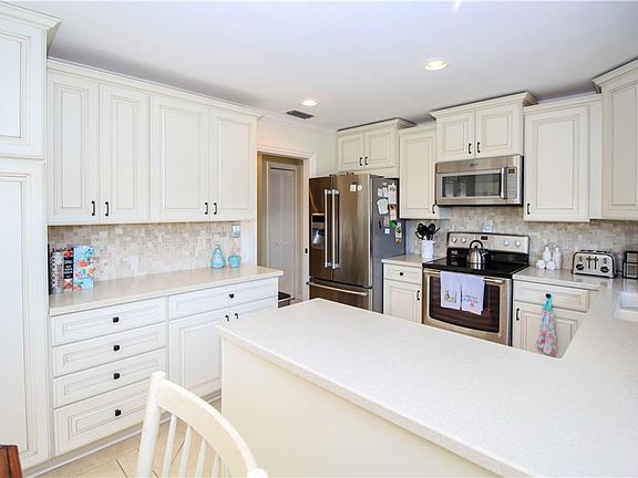 4th image of 2285 SW Creekside Dr