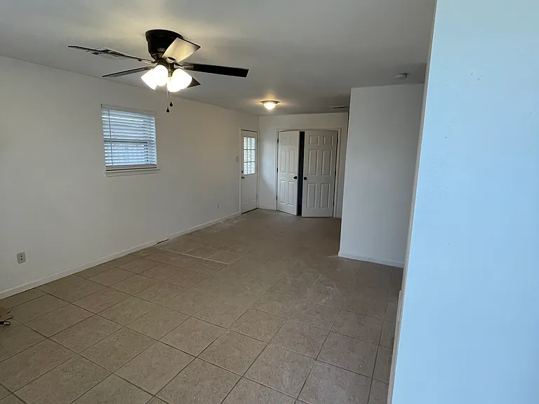 300 E Magnolia Dr — Photo 2