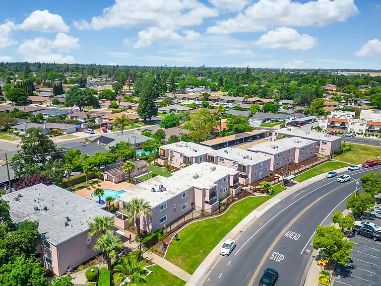 South Land Park Apartments — Photo 20
