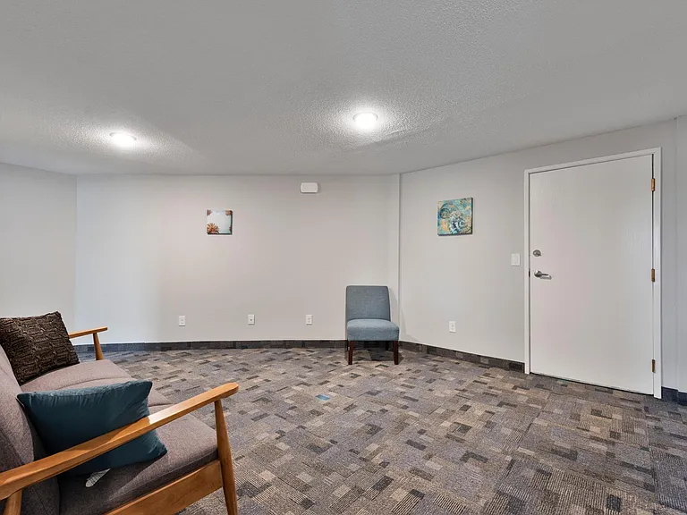 154 E Broadway St — Photo 11