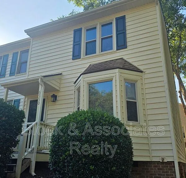 6550 Thetford Ct — Photo 3