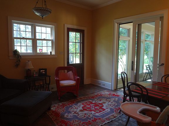 Kitchen sitting area