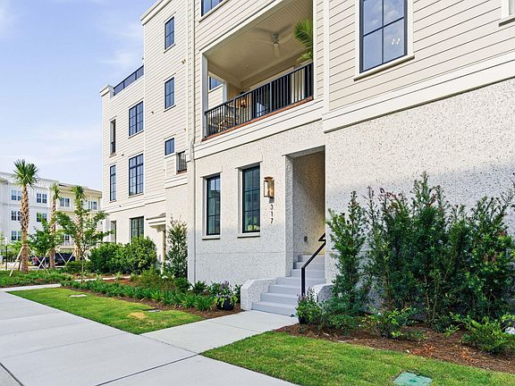 2nd image of 622 Waterman St #622