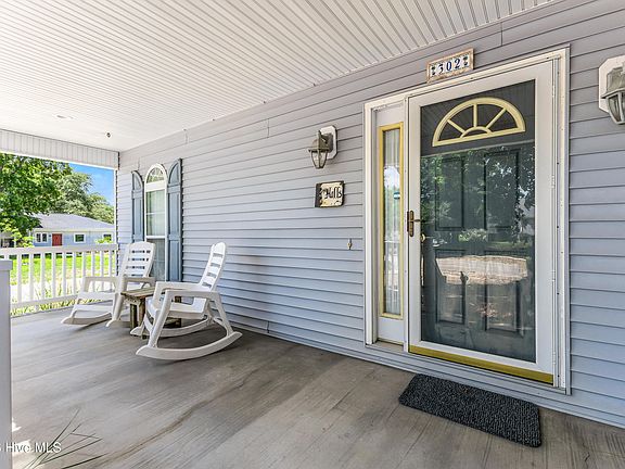 4th image of 302 E Oak Island Drive