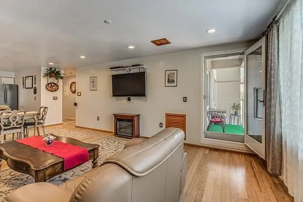 2 bed, 1090 sqft, $2,750 — Photo 4