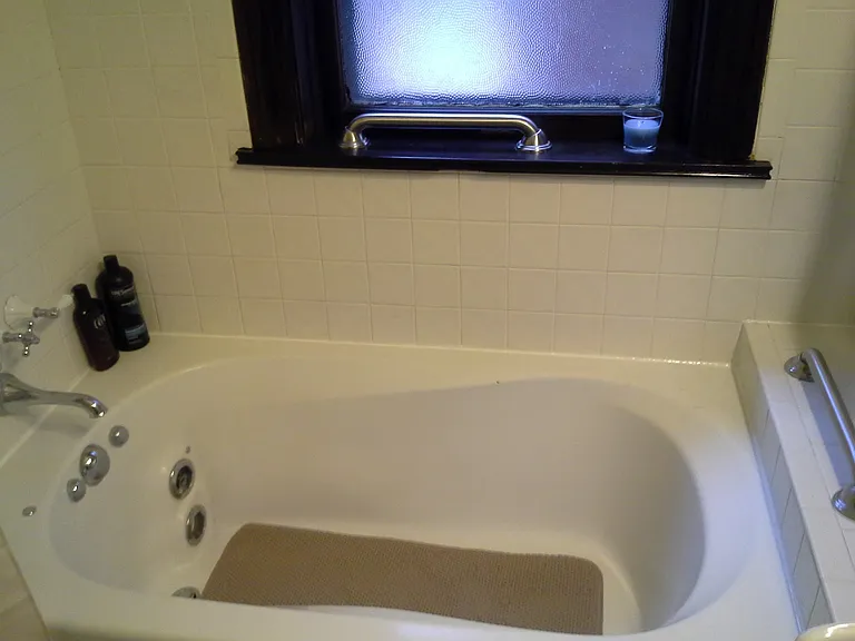 2nd floor hall bathroom w/ jetted tub and shower