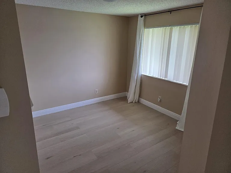 708 NW 92nd Ave — Photo 6
