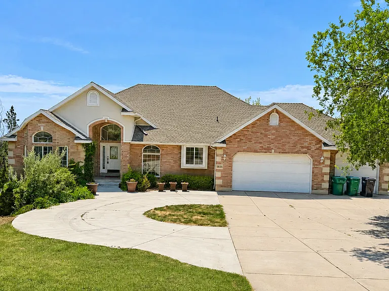 1835 N Beechwood Dr — Photo 1