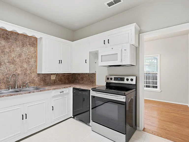 1041 Albany St — Photo 15