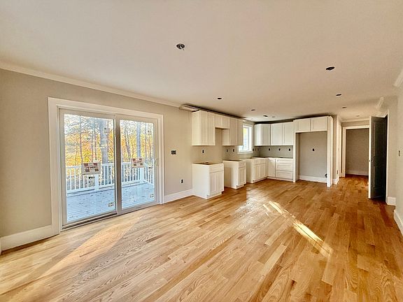 4th image of 12 Shawsheen Rd
